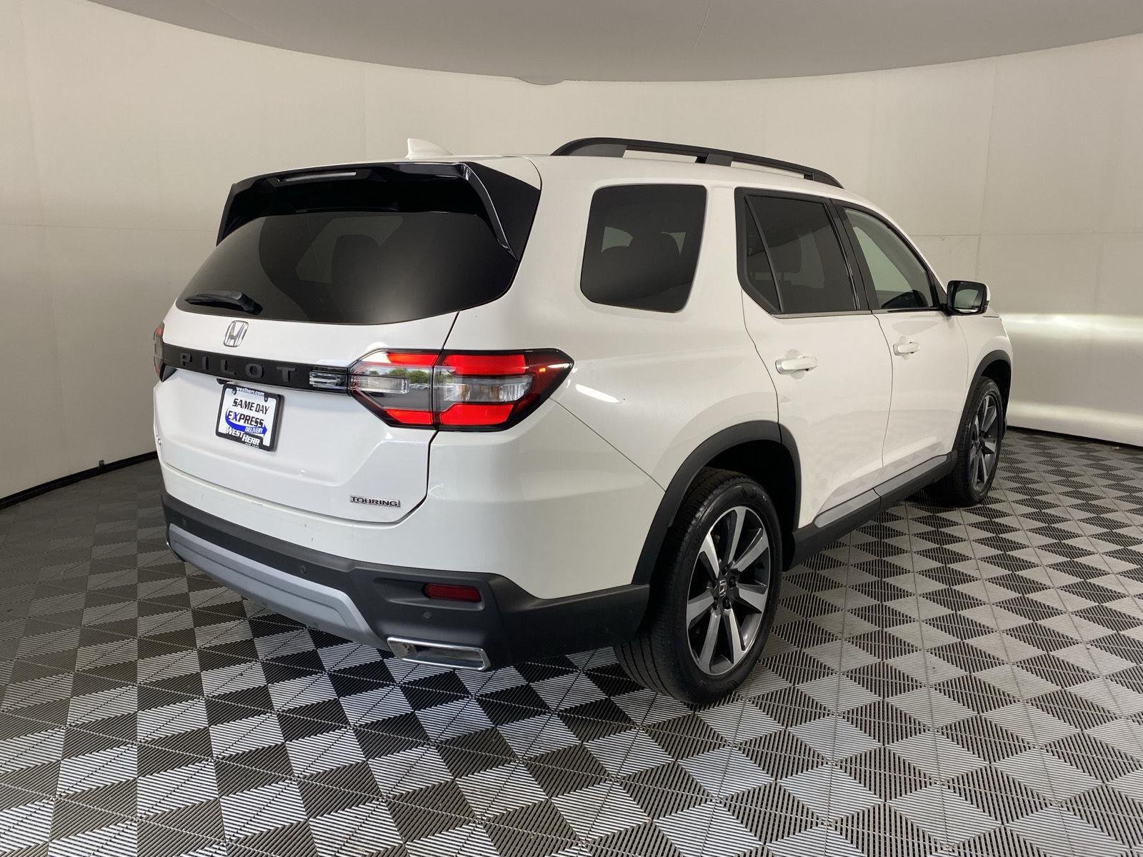 Used 2023 Platinum White Pearl Honda Touring image 9