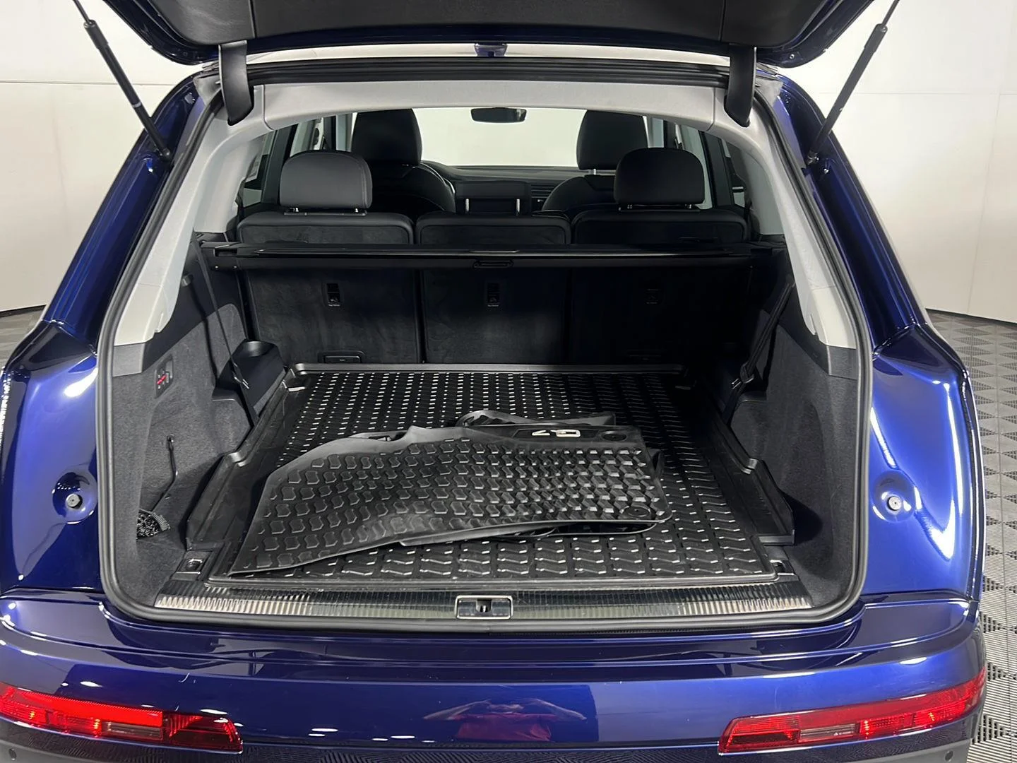 Used 2023 Navarra Blue Metallic Audi Premium Plus image 32