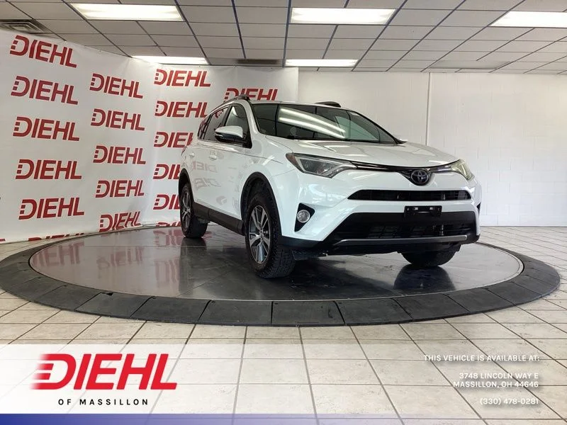 Used 2018 White Toyota XLE image 1