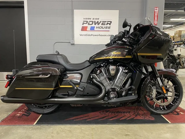2026 Indian Motorcycle Challenger® Dark Horse® 112 w/PowerBand Audio Black Crystal w/Black Metalli 