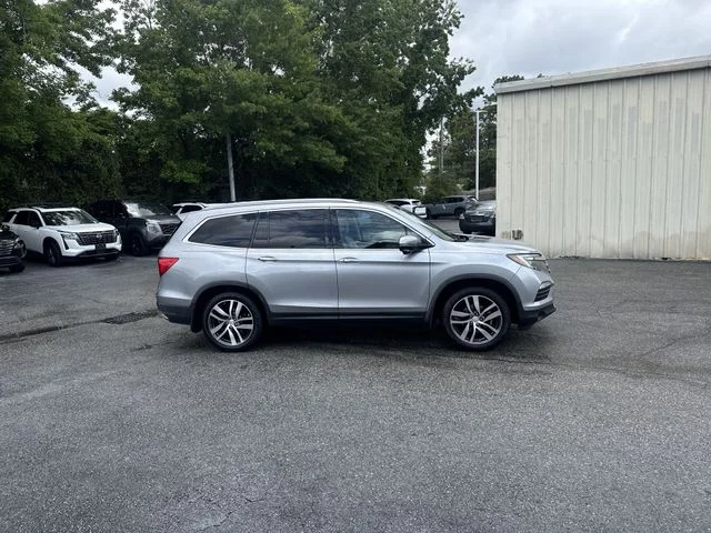 Used 2016  Honda Touring image 4