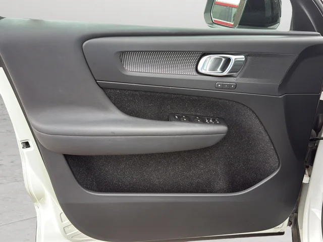 Used 2019 White Volvo R-Design image 16