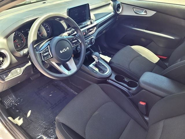 Used 2023 White Kia LXS image 10