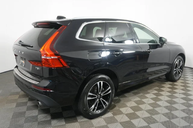 Used 2021 Onyx Black Metallic Volvo T5 Momentum image 3