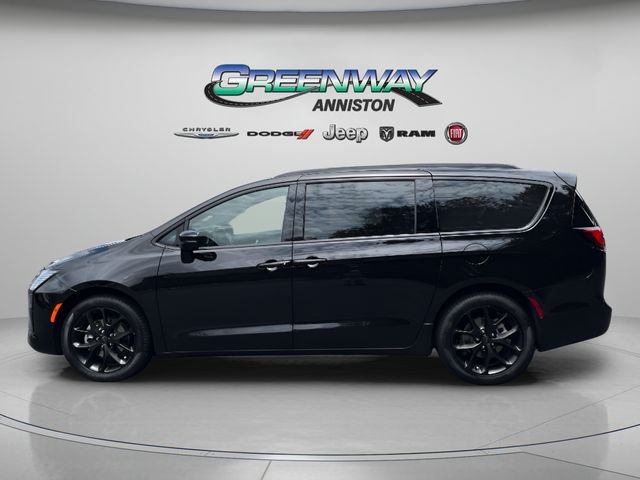 New 2027 Diamond Black Crystal Pearl-Coat Exterior Paint Chrysler Limited image 4