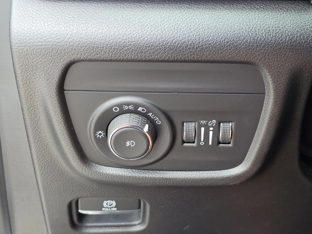 Used 2022 Diamond Black Jeep Summit image 31