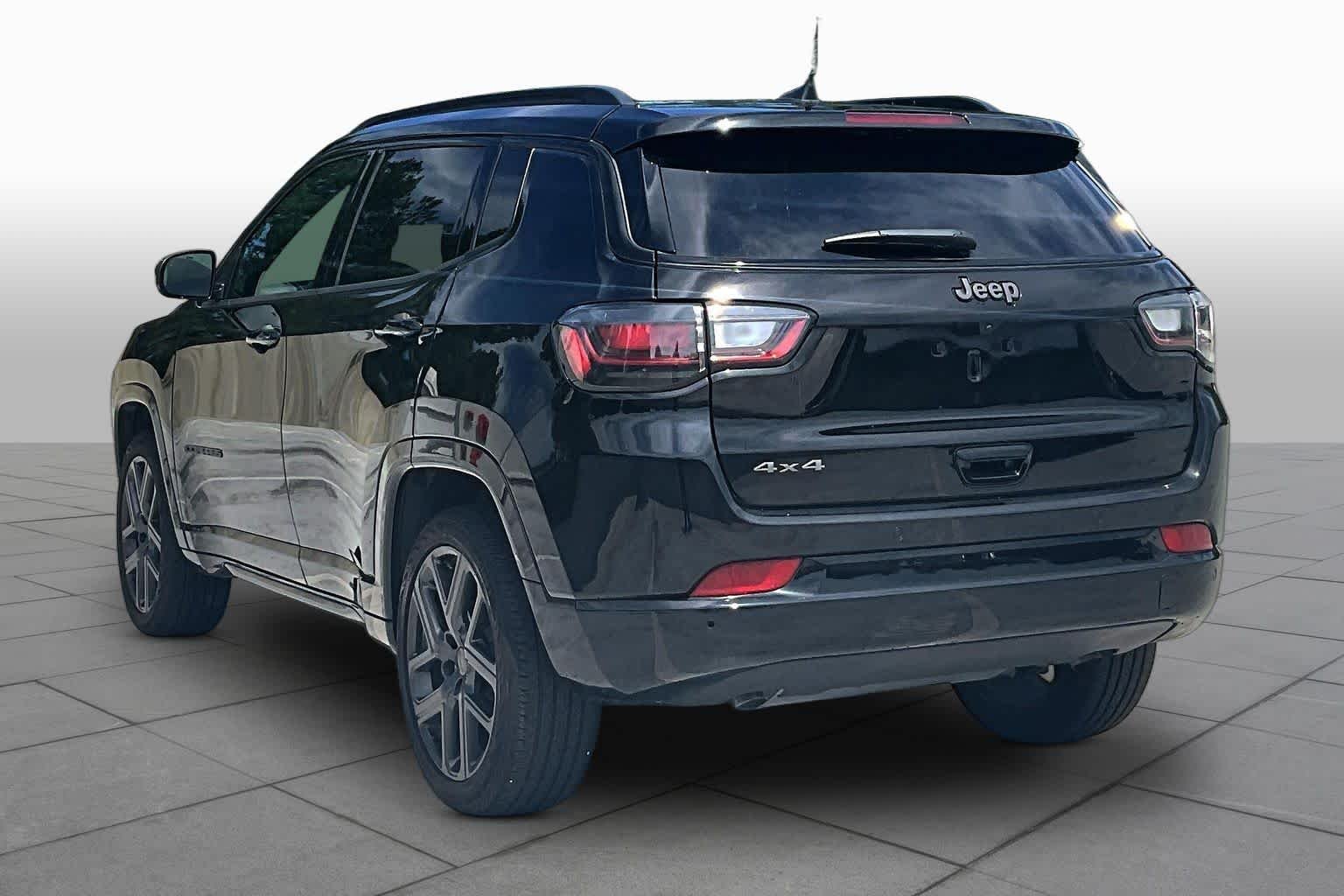 Used 2024 Diamond Black Crystal Pearlcoat Jeep Limited image 11