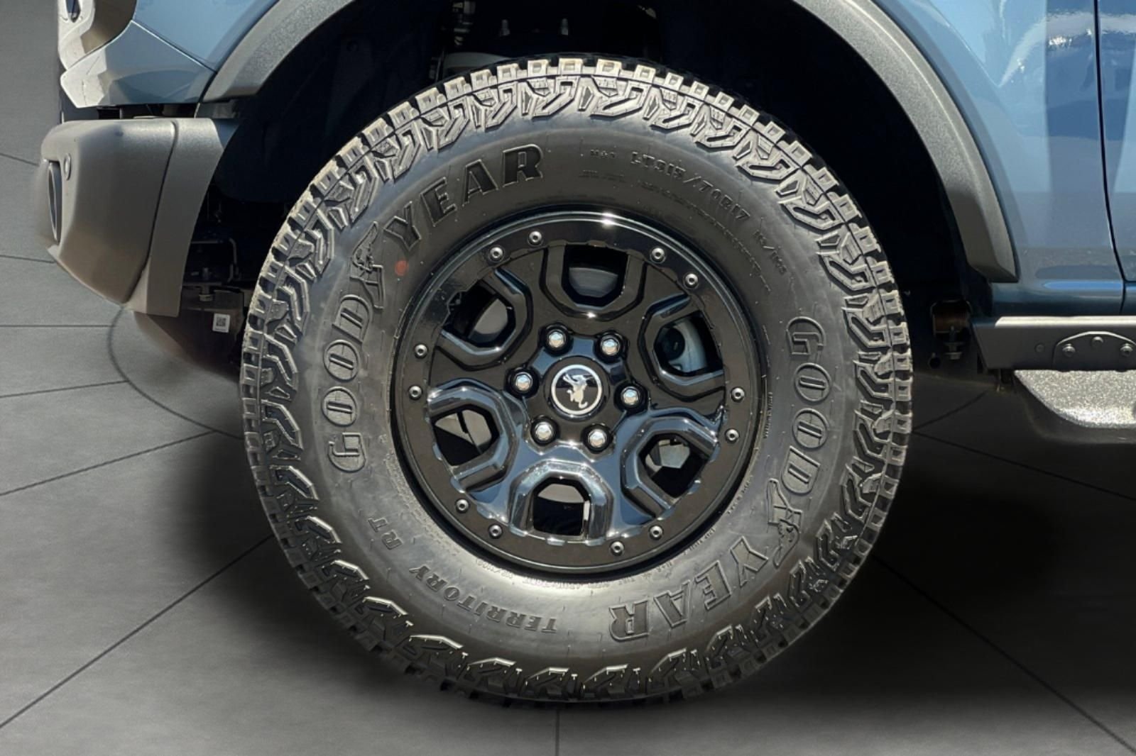 Used 2025 Gray Ford Badlands image 31