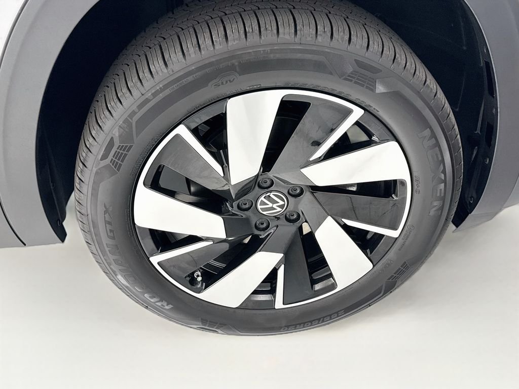 New 2026 Silver Mist Metallic Volkswagen SE w/Technology image 31