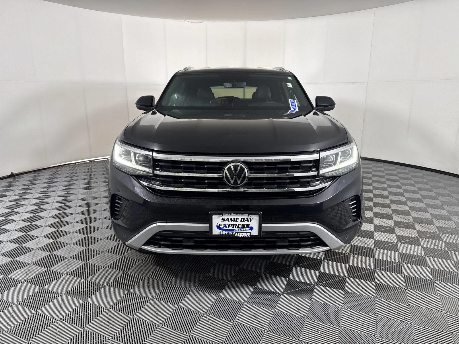 Used 2023 Deep Black Pearl Volkswagen 3.6L V6 SE w/Technology image 2