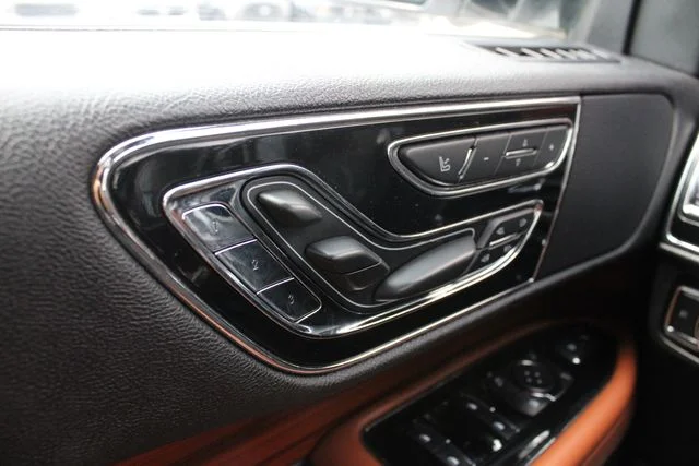 Used 2019 White Lincoln Reserve image 3