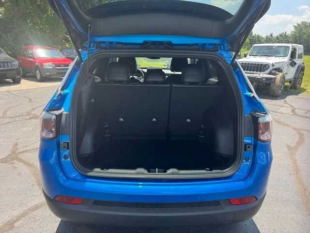 New 2026 Hydro Blue Pearl-Coat Exterior Paint Jeep Limited image 17