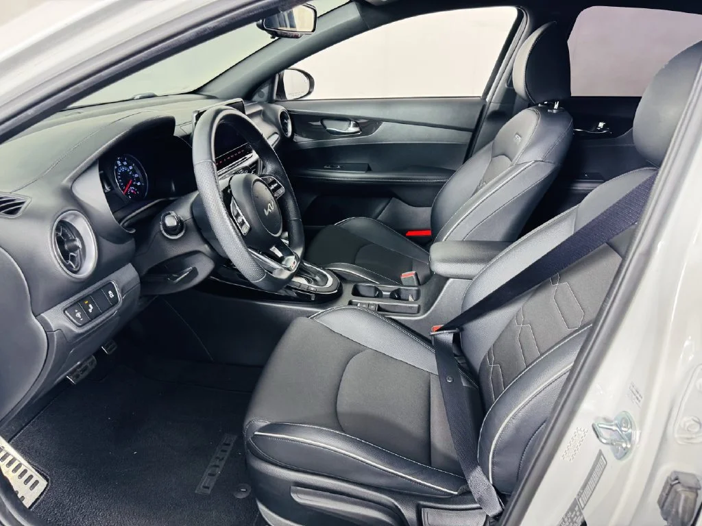 Used 2023 White Kia GT-Line image 5