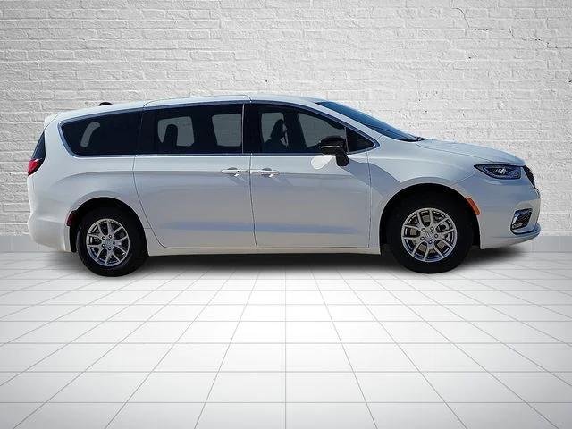 New 2026 Bright White Clear-Coat Exterior Paint Chrysler Select image 5