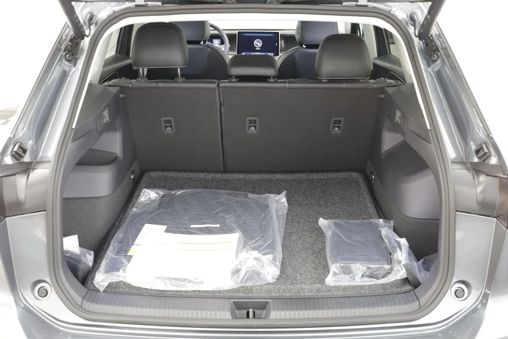 New 2026 Platinum Grey Volkswagen 2.0T SE image 18