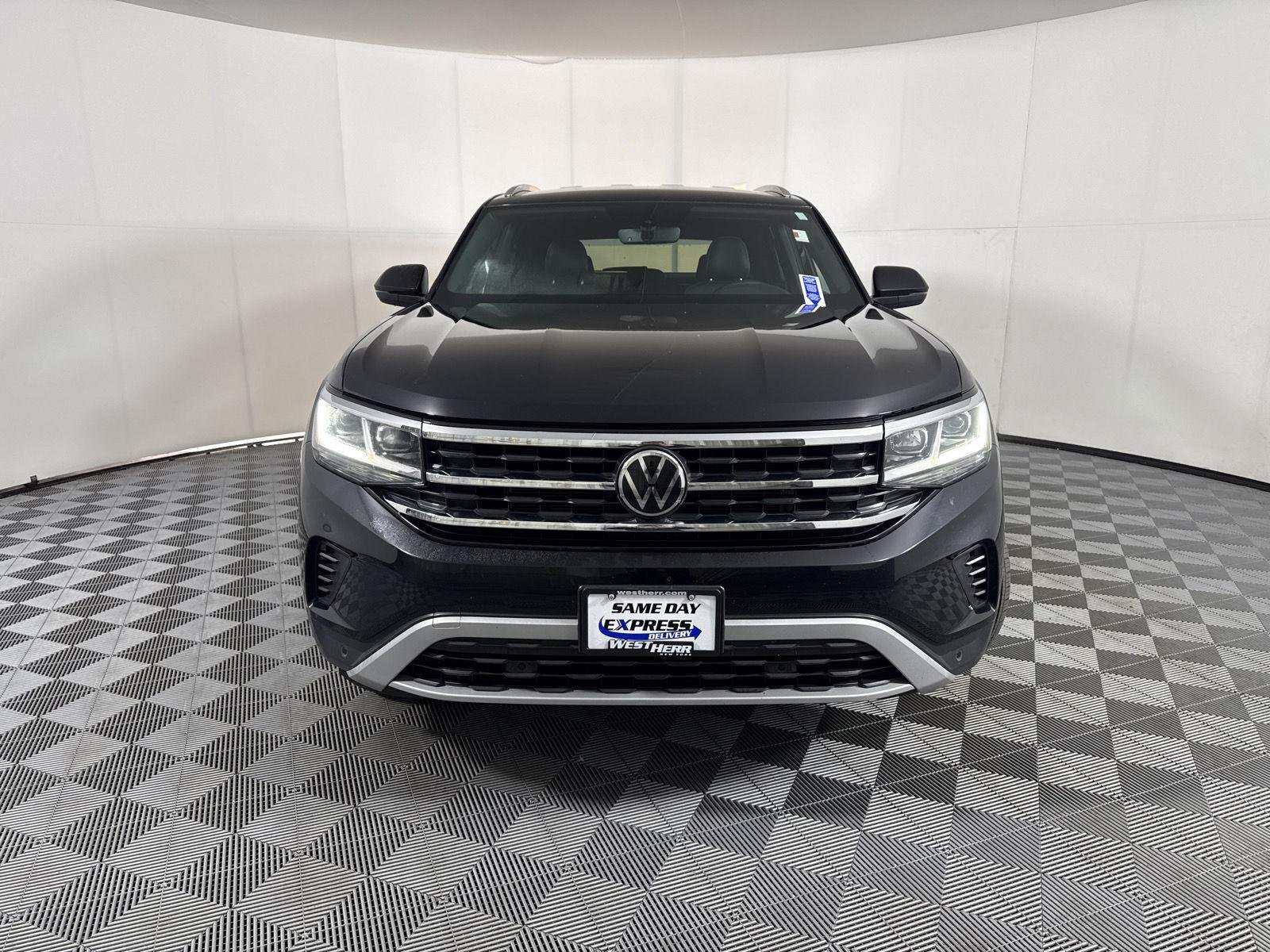 Used 2023 Deep Black Pearl Volkswagen 3.6L V6 SE w/Technology image 2