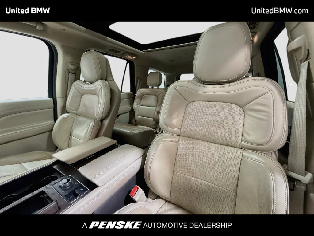 Used 2019 White Platinum Clearcoat Metallic Lincoln Reserve image 12