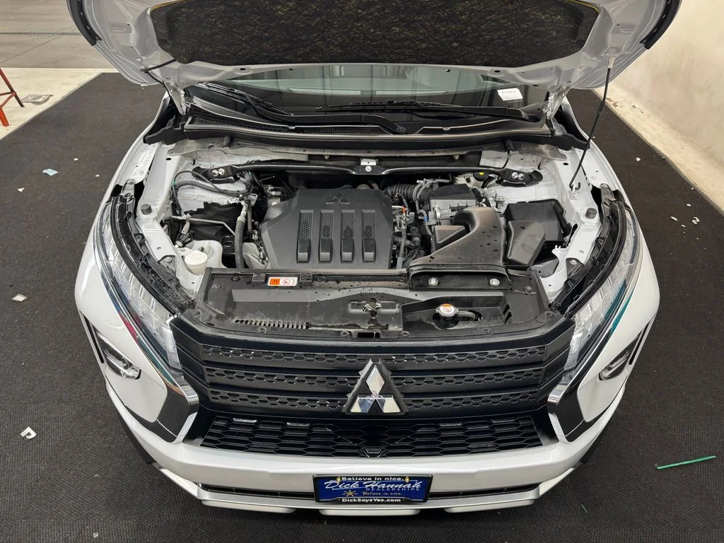 Used 2024 White Mitsubishi SE image 11