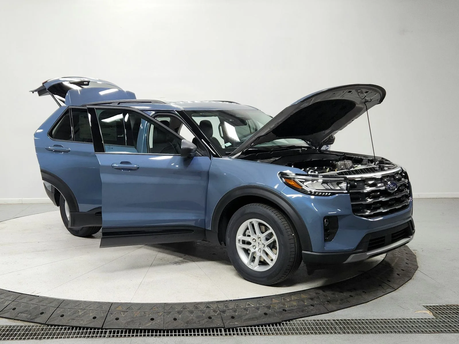 Used 2026 Vapor Blue Metallic Ford Active image 9