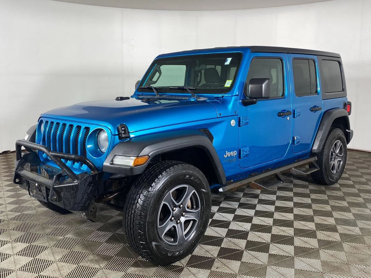 Used 2019 Bikini Pearlcoat Jeep Sport S image 2