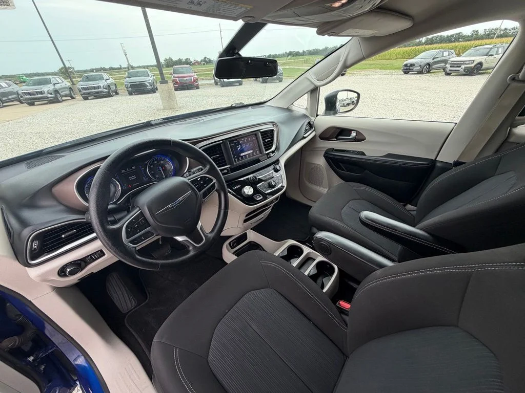 Used 2021 Blue Chrysler LX image 12