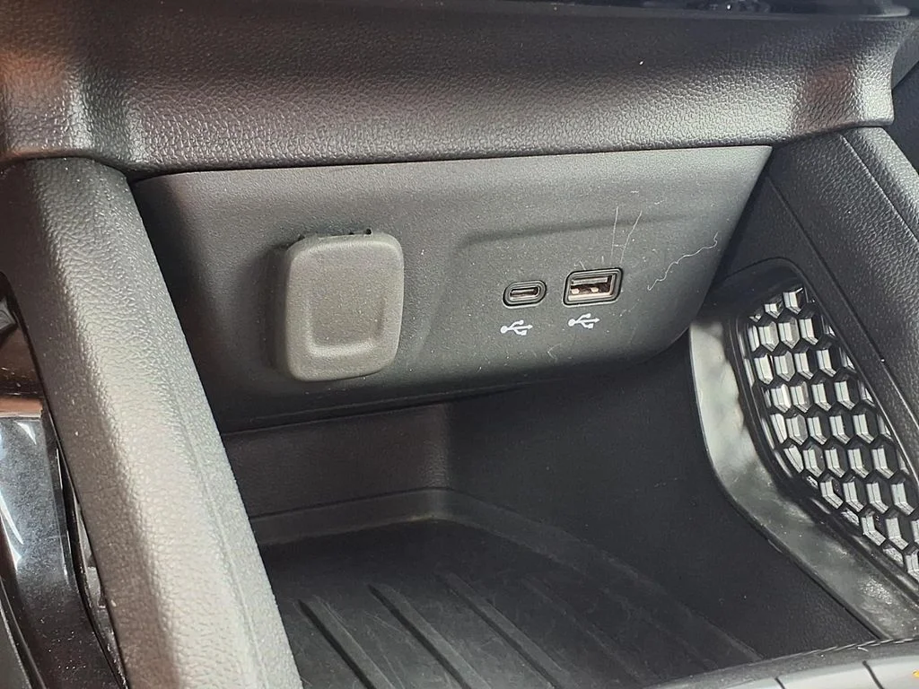 Used 2025 White Chevrolet LT image 18
