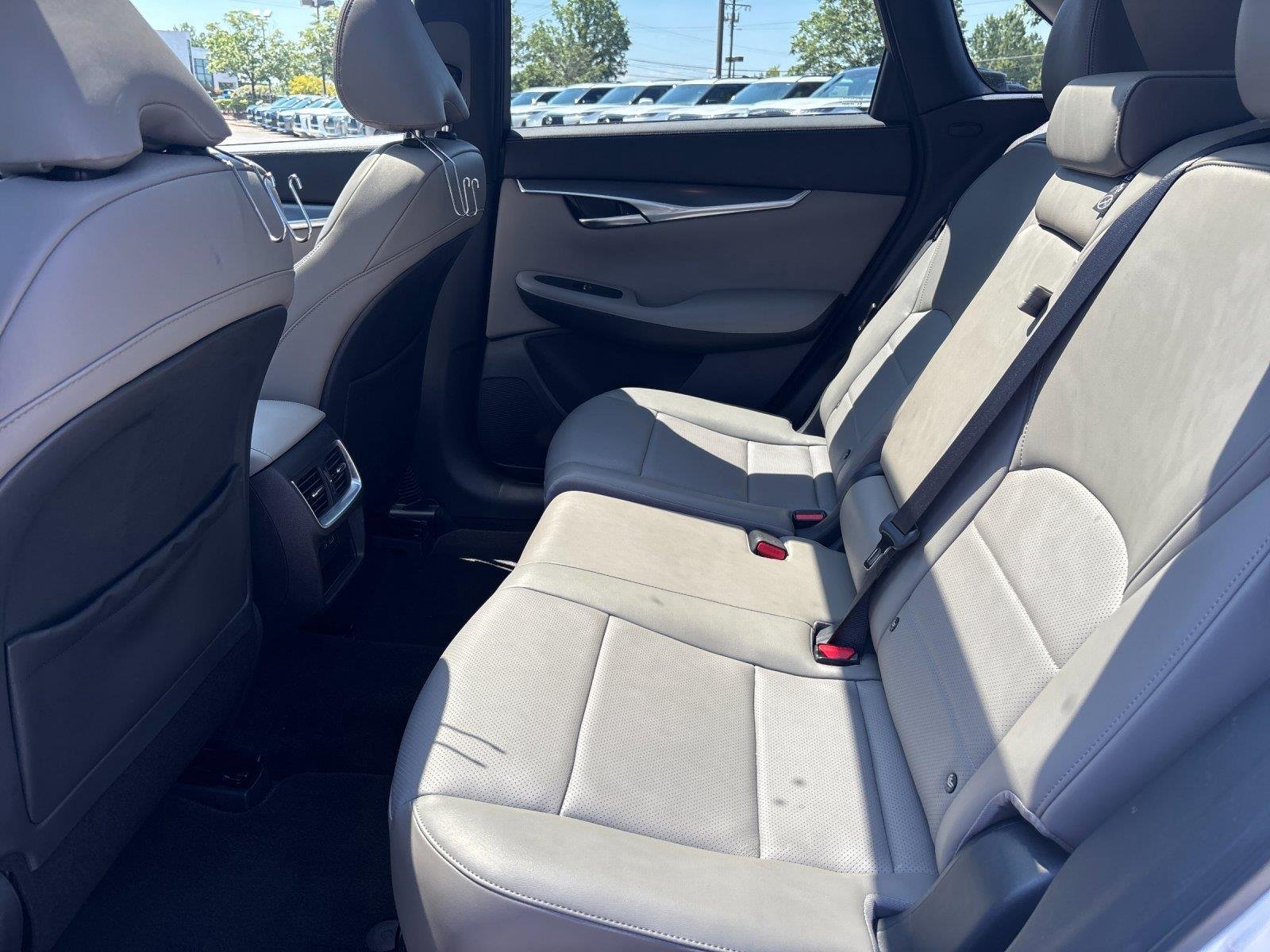 Used 2025 Radiant White INFINITI LUXE image 32