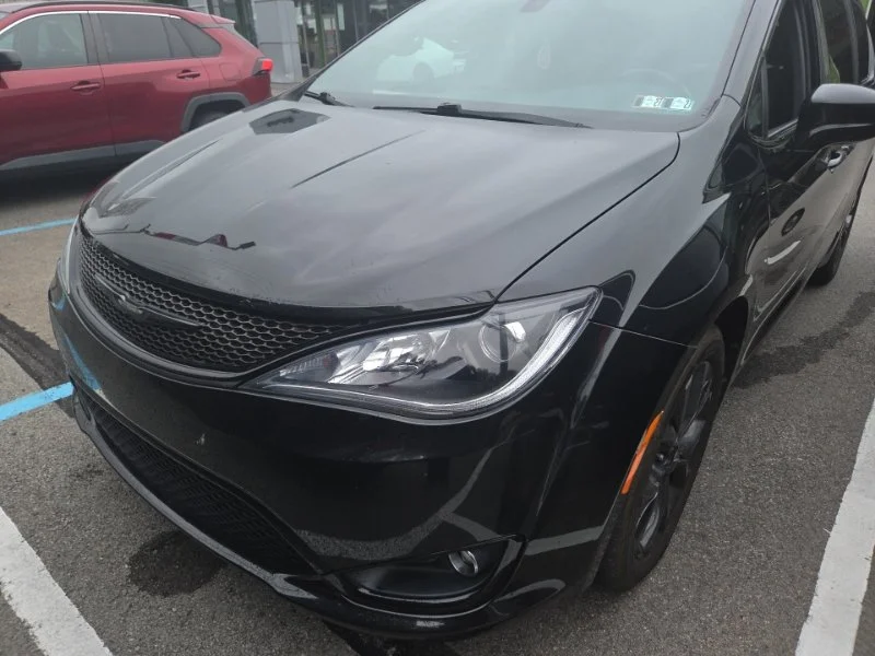 Used 2019 Black Chrysler Touring Plus image 2