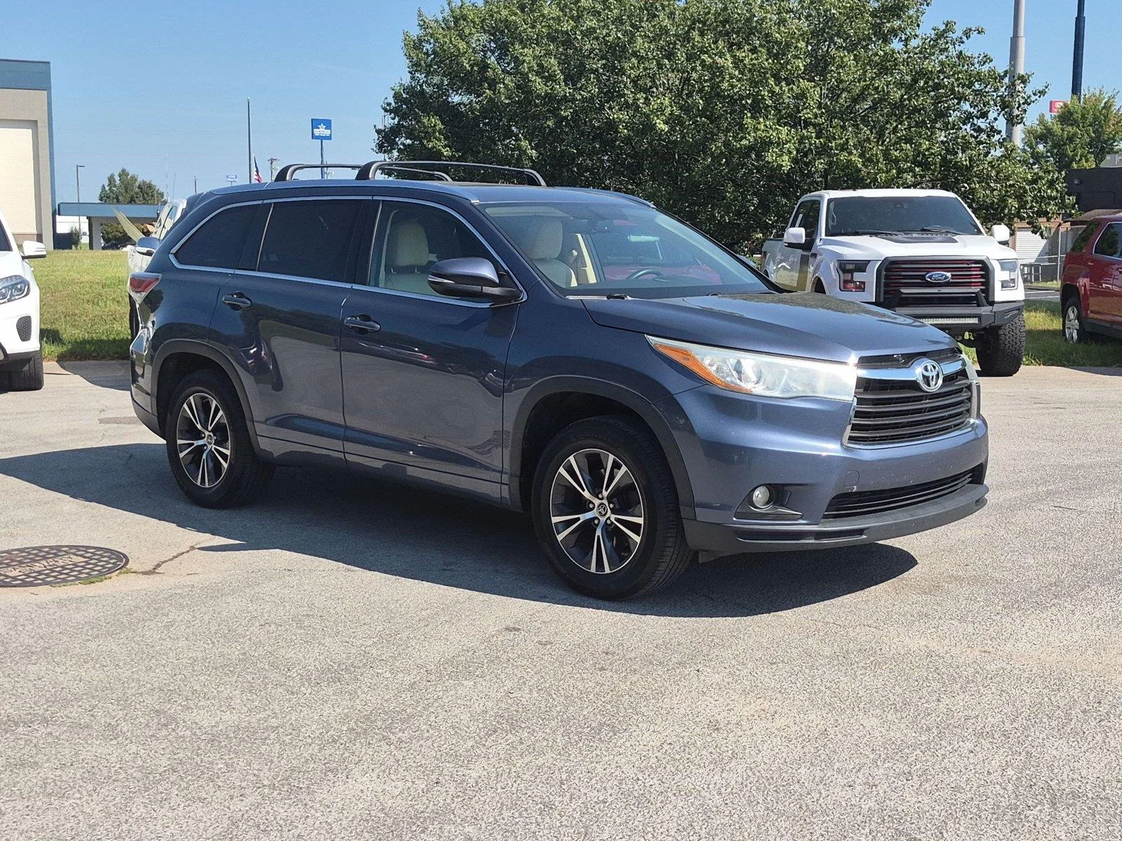 Used 2016 Shoreline Blue Pearl Toyota XLE image 7