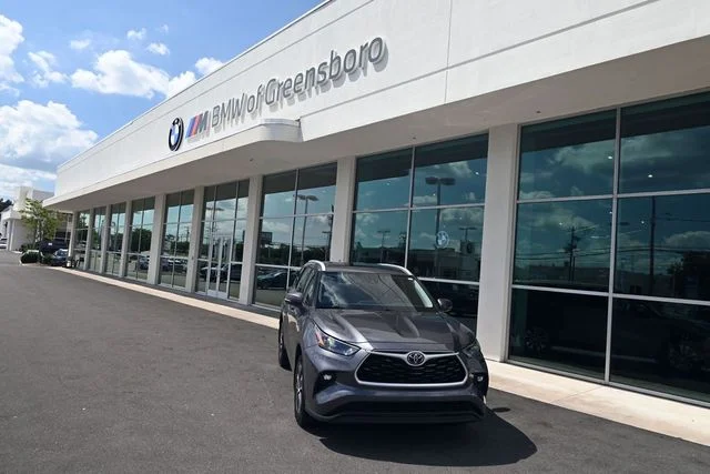 Used 2022 Gray Toyota XLE image 3