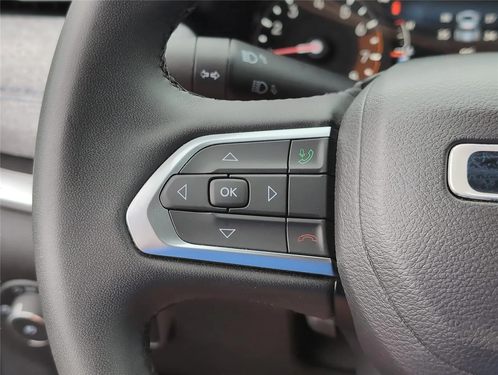 Used 2024 Diamond Black Crystal Pearlcoat Jeep Latitude image 23