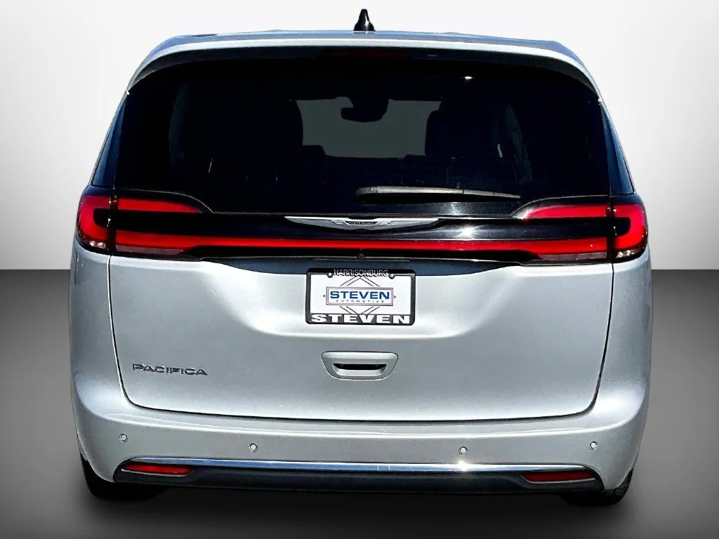 Used 2024 Silver Chrysler Touring L image 5