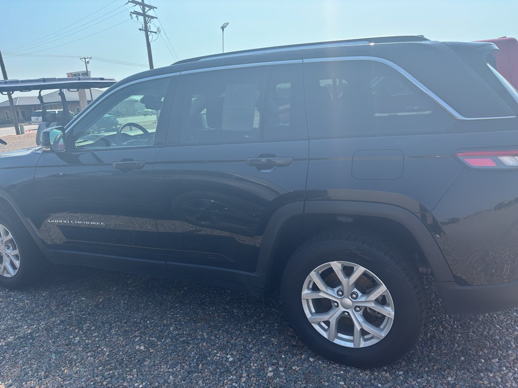 Used 2023 Diamond Black Crystal Pearl Jeep Limited image 10