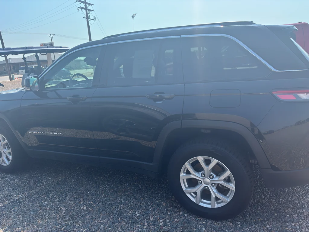 Used 2023 Diamond Black Crystal Pearl Jeep Limited image 10