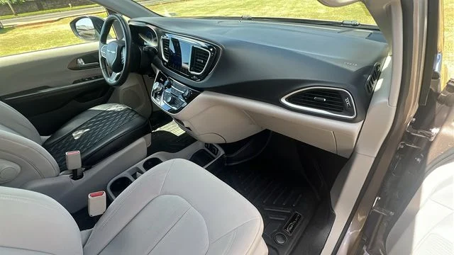 Used 2017 Silver Chrysler Touring image 13