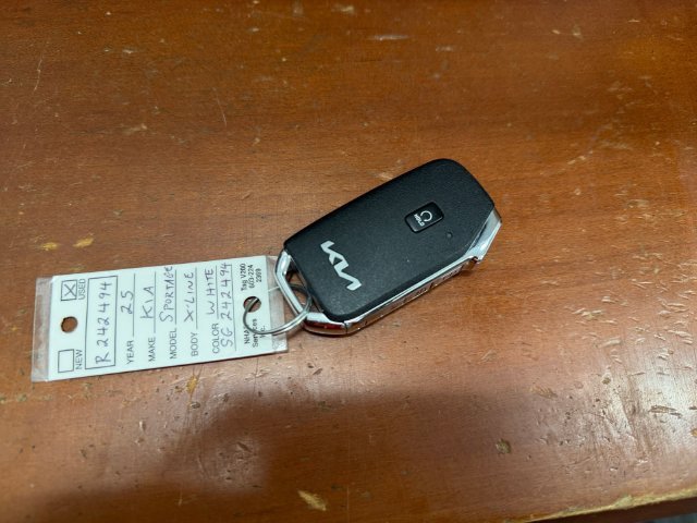 Used 2025 White Kia X-Line image 43