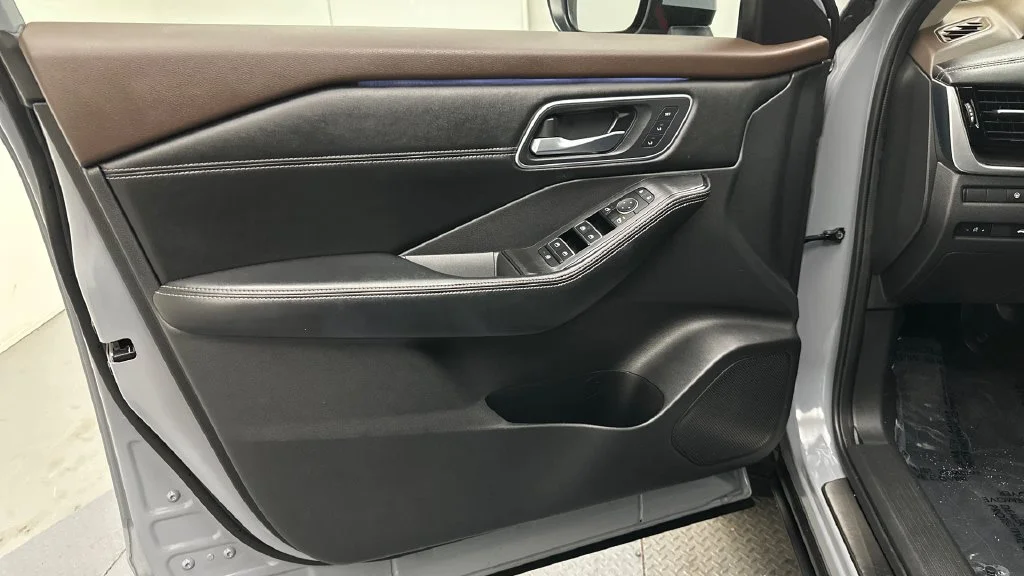 Used 2023 Gray Nissan Platinum image 17