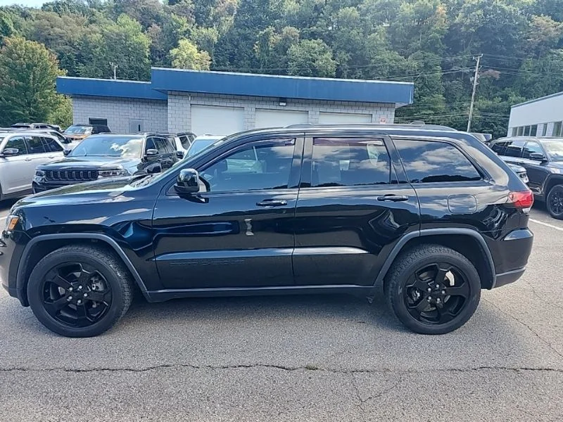 Used 2019 Black Jeep Laredo image 4