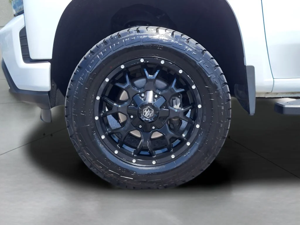Used 2022 Summit White Chevrolet RST image 25