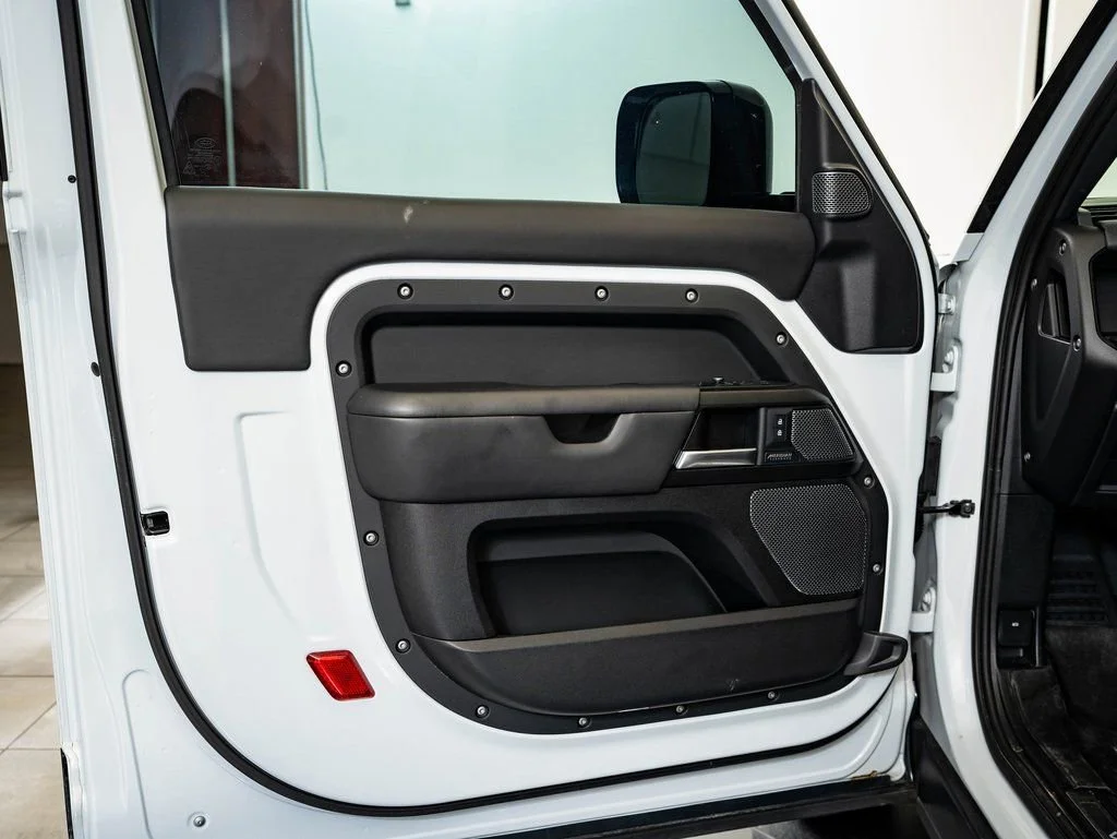 Used 2022 White Land Rover V8 image 24