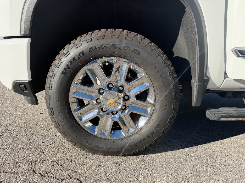 Used 2026 Summit White Chevrolet High Country image 25
