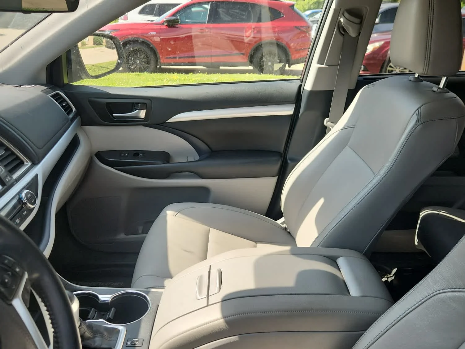 Used 2019 Blizzard Pearl Toyota XLE image 9