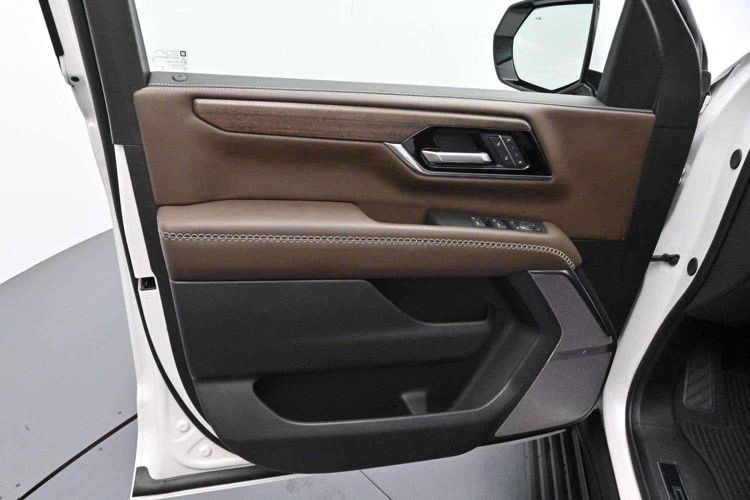 Used 2025 White Frost Tricoat GMC Denali Ultimate image 9
