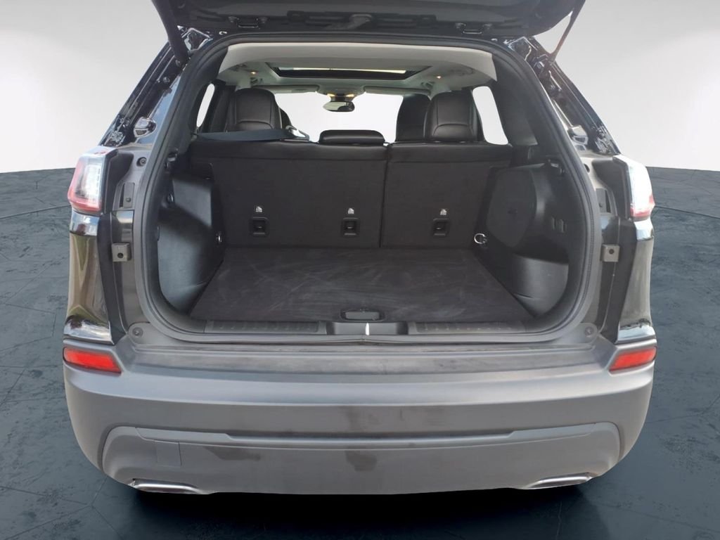 Used 2022 Black Jeep Latitude Lux image 8