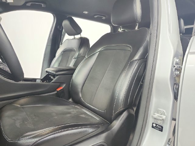 Used 2023 Silver Jeep Altitude image 20