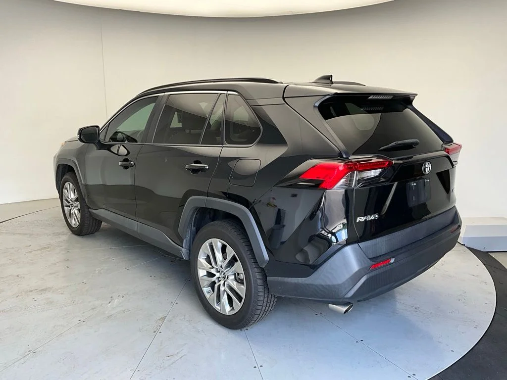 Used 2019 Black Toyota XLE Premium image 4