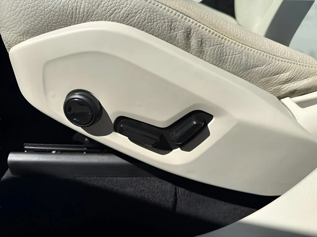 Used 2018  Volvo Momentum image 10