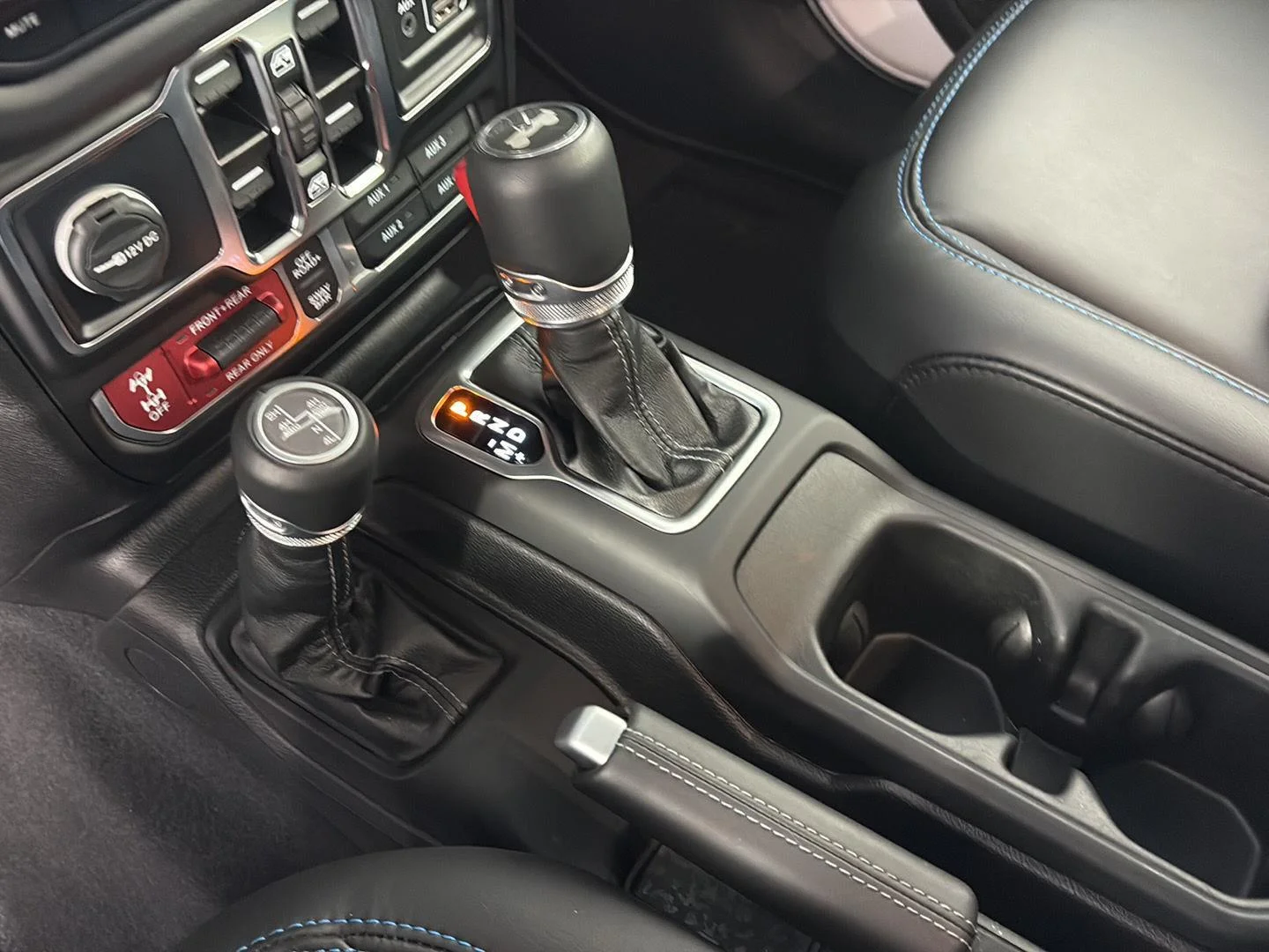 Used 2025 Bright White Clearcoat Jeep Rubicon X image 41
