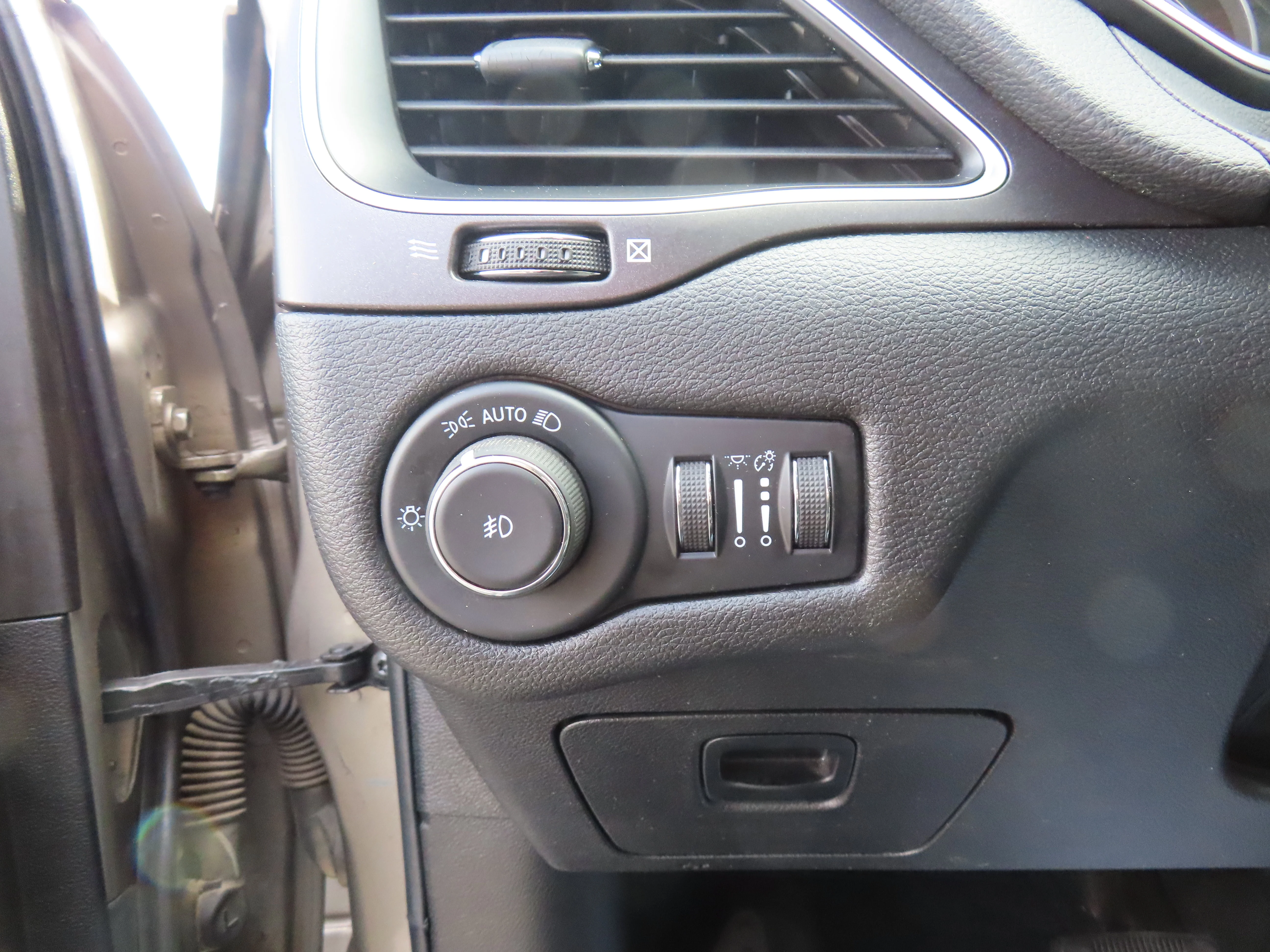 Used 2021 Light Brownstone Pearlcoat Jeep Trailhawk image 13