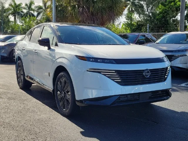 New 2027 Everest White Pearl TriCoat / Super Black Two-tone Nissan Dark Armor image 3